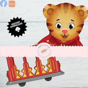 Può includere: Illustrazione digitale di Daniel Tiger con un carro rosso e dettagli gialli. L'immagine include il testo "Download istantaneo" e il logo Etsy. Adatto ai bambini.