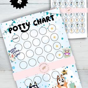 Puede incluir: Un gráfico de entrenamiento para ir al baño imprimible con un fondo azul claro, personajes de dibujos animados y las palabras "Potty Chart". Incluye pegatinas y una banda rosa con el texto "This Little Piggy Boutique".