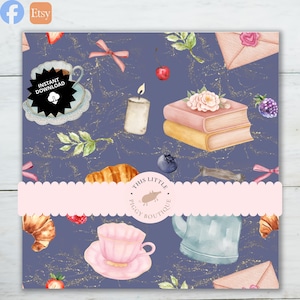 Puede incluir: Un diseño de papel digital con ilustraciones de acuarela de una taza de té, croissant, libros y bayas sobre un fondo azul marino con detalles dorados. El diseño incluye el texto "INSTANT DOWNLOAD" y "THIS LITTLE PIGGY BOUTIQUE".