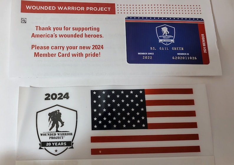 Puede incluir: Una tarjeta blanca con el logotipo de Wounded Warrior Project y el texto "20 Years". La tarjeta tambi&eacute;n tiene una bandera estadounidense en blanco y negro.