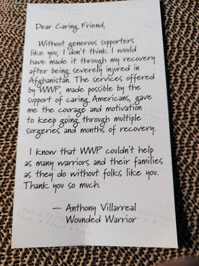 Puede incluir: Una nota de agradecimiento escrita a mano de un guerrero herido a un partidario del Wounded Warrior Project (WWP). La nota expresa gratitud por el apoyo y el aliento brindados por la organizaci&oacute;n.