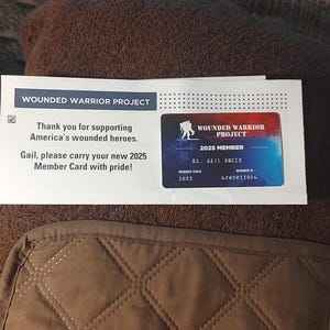 Puede incluir: Una tarjeta blanca con el texto "Wounded Warrior Project" y "Thank you for supporting America's wounded heroes. Gail, please carry your new 2025 Member Card with pride!"  Una tarjeta azul y roja con el texto "Wounded Warrior Project 2025 Member" y "HS. Gail Green Member Since 2022 Member ID 6202011026"