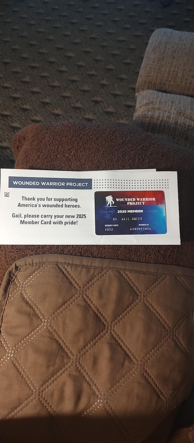 Puede incluir: Una tarjeta blanca con el texto "Wounded Warrior Project" y "Thank you for supporting America's wounded heroes. Gail, please carry your new 2025 Member Card with pride!"  Una tarjeta azul y roja con el texto "Wounded Warrior Project 2025 Member" y "HS. Gail Green Member Since 2022 Member ID 6202011026"