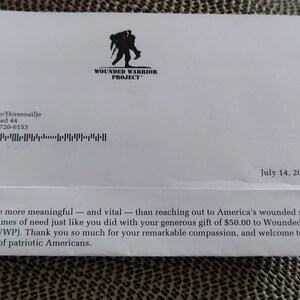 Puede incluir: Un sobre blanco con un logotipo negro de Wounded Warrior Project y un texto que dice "Gail Green, pocas cosas son m&aacute;s significativas - y vitales - que tender la mano a los militares estadounidenses heridos en sus momentos de necesidad, como lo hiciste con tu generosa donaci&oacute;n de $ 50.00 al Wounded Warrior Project&reg; (WWP). Muchas gracias por tu notable compasi&oacute;n, y bienvenido a nuestra comunidad de estadounidenses patri&oacute;ticos."