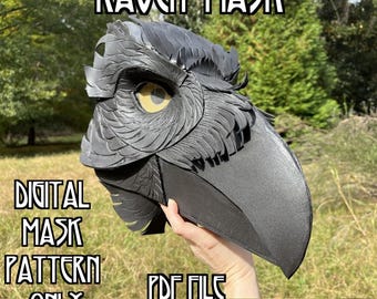 Pode incluir: Uma máscara de corvo preta com um design de penas detalhado. A máscara está sendo segurada por uma mão na frente de um fundo verde. O texto "RAVEN MASK" está no topo da imagem. O texto "DIGITAL MASK PATTERN ONLY PDF FILE PRINTER REQUIRED" está na parte inferior da imagem.
