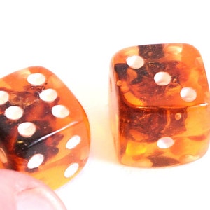 Spielwürfel Set / Würfelpaar / Bernsteinfarben / Klassische Farbe dunkel Ahorn / Würfel für Kartenspiele / Geschenk für Männer /Orange Resin Würfel