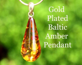 Ciondolo a goccia in ambra baltica su argento sterling 925 placcato oro con catenina inclusa. Regalo di Natale.