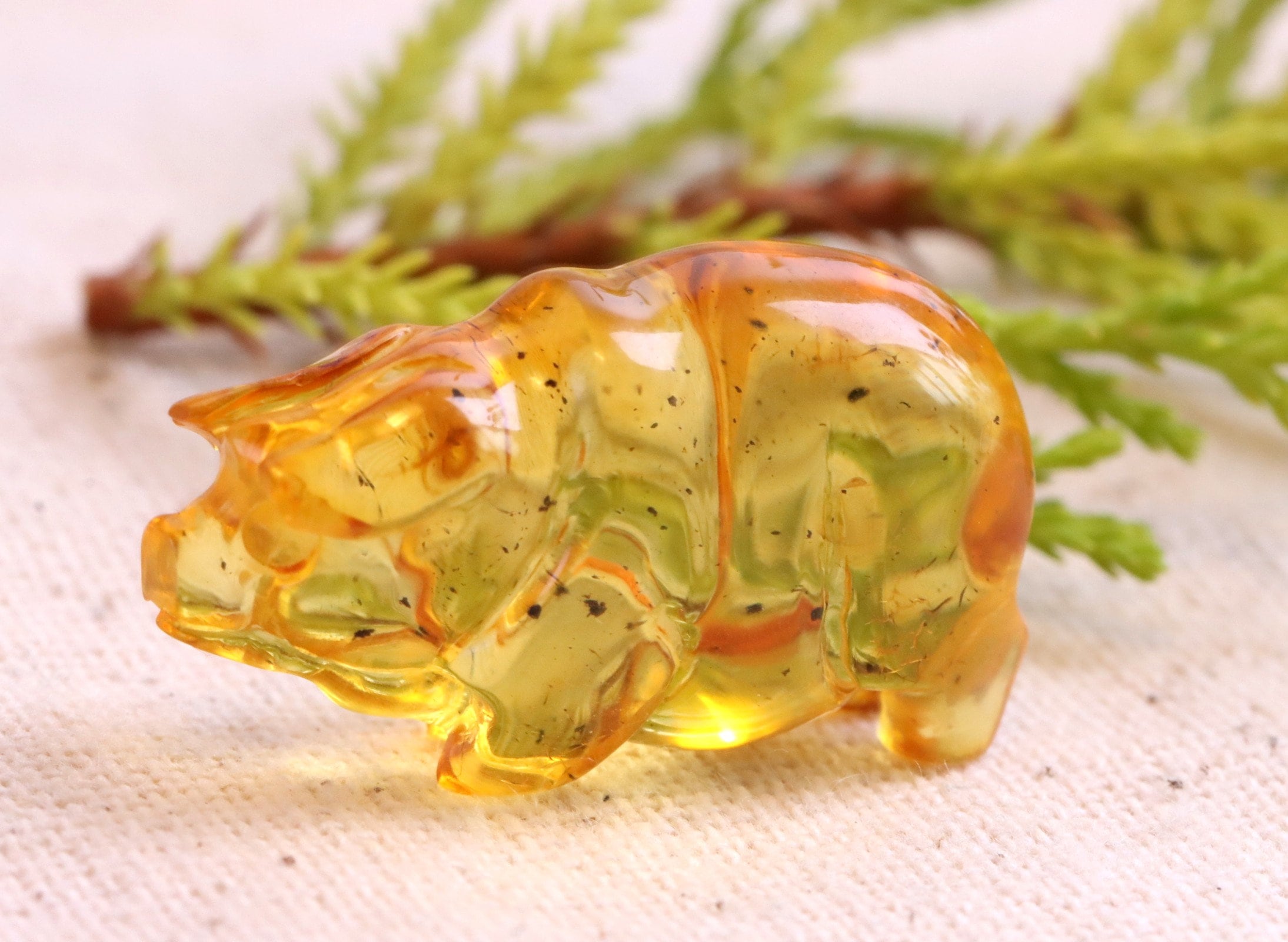 手彫りのバルト海産琥珀の豚の置物 | ミニチュア琥珀動物彫刻 | 繁栄の