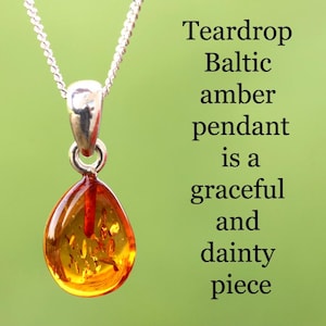 Ciondolo a forma di piccola goccia in ambra baltica su collana in argento sterling con pietre preziose.