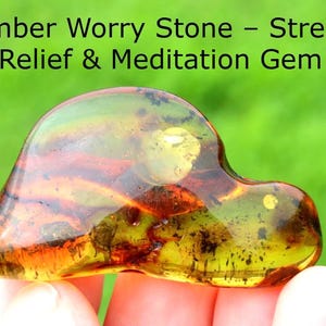 Pietra ambrata per la preoccupazione – Gemma per alleviare lo stress e la meditazione – Pietra liscia da sfregare sul palmo – Regalo energetico curativo con carta benessere – Come da immagine