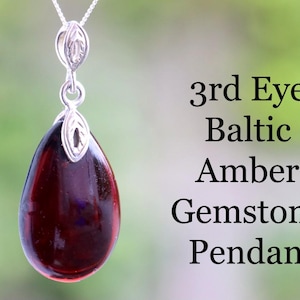 Puede incluir: Colgante de piedra preciosa de ámbar báltico en forma de lágrima, de color marrón rojizo oscuro, con una fianza y cadena plateadas. El texto dice: "3rd Eye Baltic Amber Gemstone Pendant."