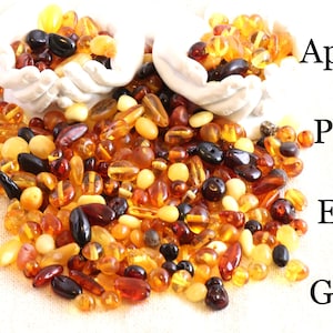 Könnte beinhalten: Ein großer Haufen Bernsteinperlen in verschiedenen Gelb-, Orange- und Brauntönen. Die Perlen befinden sich in zwei weißen Händen, und der Text "Approx 90 Pieces In Every 12 Grams" ist auf dem Bild zu sehen.