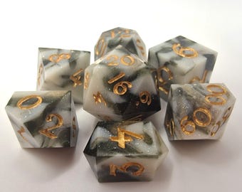 Handgemaakte set dobbelstenen met scherpe rand – Shadow Touched zwart marmer met goud