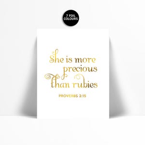 Hon är mer värdefull än rubiner - Guldfolietryck - Inspirerande poster - Ordspråksboken 3:15 Konst - Guldfärgad barnrumskonst - Biblisk konst - Skrift