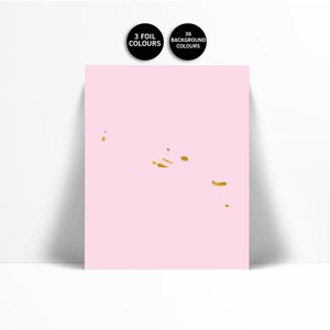 Peut inclure: Une affiche rose avec des accents dorés. L'affiche porte le texte "3 Foil Colours" et "36 Background Colours" sur des autocollants circulaires noirs. L'affiche est appuyée contre un mur blanc.