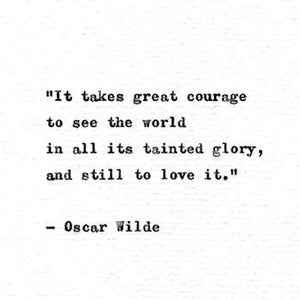 Puede incluir: Una imagen en blanco y negro con una cita de Oscar Wilde: "Se necesita mucho valor para ver el mundo en toda su gloria manchada, y a&uacute;n as&iacute; amarlo."