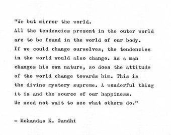 Cita de máquina de escribir Gandhi 'Mirror The World', regalo minimalista mecanografiado a mano, impresión de cita espiritual