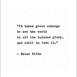 Puede incluir: Cita tipogr&aacute;fica en blanco y negro de Oscar Wilde: "Se necesita mucho valor para ver el mundo en toda su gloria manchada, y a&uacute;n as&iacute; amarlo."