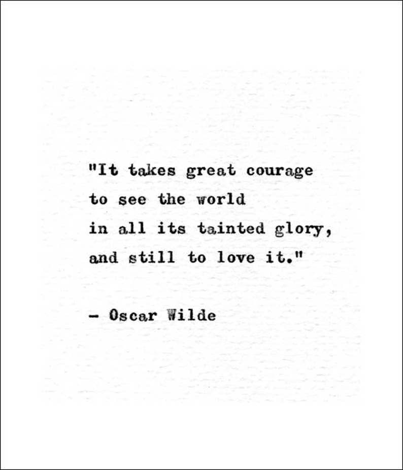Puede incluir: Cita tipogr&aacute;fica en blanco y negro de Oscar Wilde: "Se necesita mucho valor para ver el mundo en toda su gloria manchada, y a&uacute;n as&iacute; amarlo."