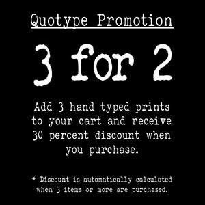 Puede incluir: Texto en blanco y negro sobre fondo negro que dice "Quotype Promotion 3 por 2 Agrega 3 impresiones escritas a mano a tu carrito y recibe un 30% de descuento al comprar. * El descuento se calcula autom&aacute;ticamente cuando compras 3 art&iacute;culos o m&aacute;s."