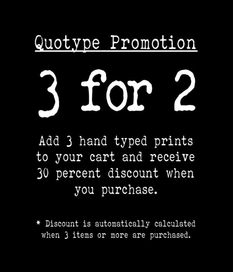 Puede incluir: Texto en blanco y negro sobre fondo negro que dice "Quotype Promotion 3 por 2 Agrega 3 impresiones escritas a mano a tu carrito y recibe un 30% de descuento al comprar. * El descuento se calcula autom&aacute;ticamente cuando compras 3 art&iacute;culos o m&aacute;s."