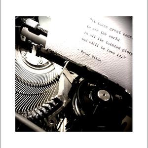 Puede incluir: Una imagen en blanco y negro de una m&aacute;quina de escribir vintage con una cita de Oscar Wilde escrita en una hoja de papel. La cita dice: "Se necesita mucho valor para ver el mundo en toda su gloria manchada y a&uacute;n as&iacute; amarlo." - Oscar Wilde