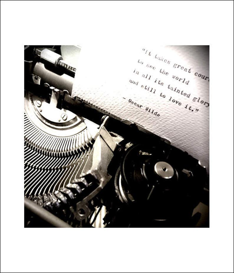 Puede incluir: Una imagen en blanco y negro de una m&aacute;quina de escribir vintage con una cita de Oscar Wilde escrita en una hoja de papel. La cita dice: "Se necesita mucho valor para ver el mundo en toda su gloria manchada y a&uacute;n as&iacute; amarlo." - Oscar Wilde