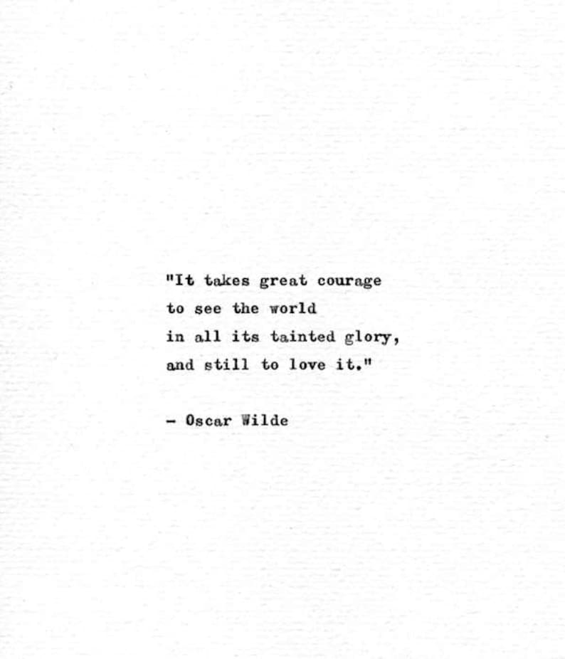 Puede incluir: Una imagen en blanco y negro con una cita de Oscar Wilde: "Se necesita mucho valor para ver el mundo en toda su gloria manchada, y a&uacute;n as&iacute; amarlo."