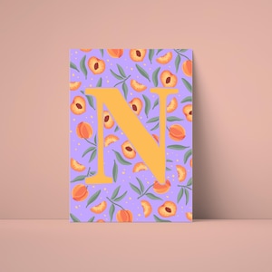 Póster de la letra N: Imagen digital ABC con nectarinas | Decoración de pared habitación infantil | Arte de letras felices para imprimir