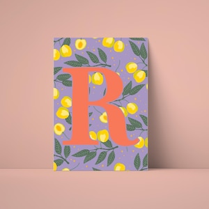 Póster de la letra R: Imagen digital ABC con ciruela ciruela | Decoración de pared habitación infantil | Arte de letras felices para imprimir