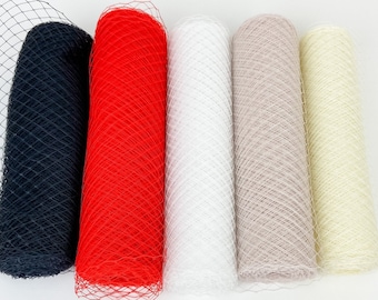 Può includere: Cinque rotoli di tessuto a rete in vari colori: blu navy, rosso, bianco, beige e crema. La rete ha un motivo a maglie a forma di diamante. Ogni rotolo è numerato da 1 a 5.