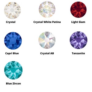 Op de afbeelding: Assortiment van ronde, gefacetteerde glazen strasssteentjes in verschillende kleuren, waaronder helder, witte patina, licht siam, capriblauw, kristal AB, tanzanite en blauwe zirkoon.