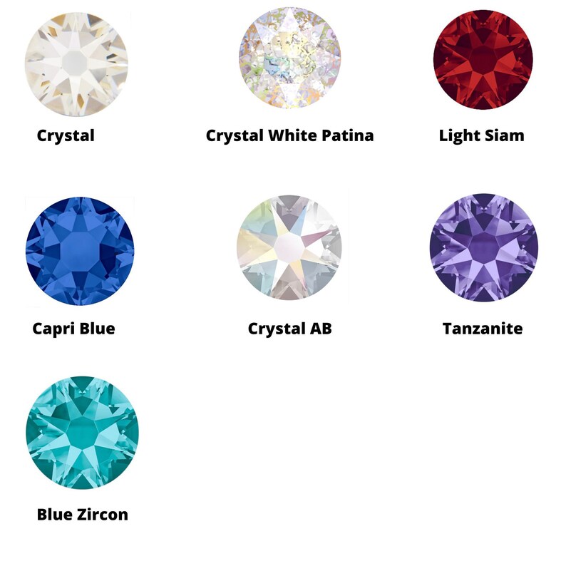 Op de afbeelding: Assortiment van ronde, gefacetteerde glazen strasssteentjes in verschillende kleuren, waaronder helder, witte patina, licht siam, capriblauw, kristal AB, tanzanite en blauwe zirkoon.