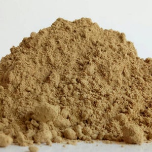 以下が含まれることがあります： 薄い茶色の粉末の山。粉末は細かく挽かれており、わずかにざらざらした質感です。