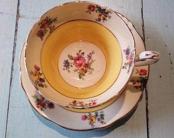 Filiżanka do herbaty z żółtej i białej porcelany kostnej E B Foley z kwiatowymi akcentami