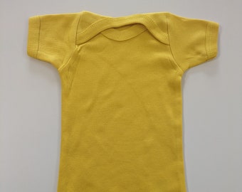 Gilet per neonati a maniche corte in 100% cotone giallo tinta unita - Acquisto all'ingrosso di body e tutine - Per piccole imprese - Ottimo per HTV