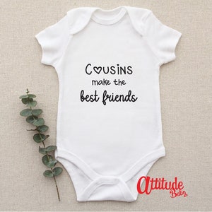 Kamizelka dla niemowląt Cousins Make The Best Friends - czarno-szary napis - Nowość - Body dla niemowląt - Rodzina - Ubranka dla niemowląt na zamówienie - Prezent - CBF01