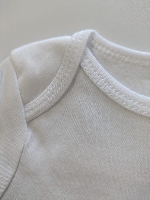 Tutina Baby Grow Divertente 'Tirocinante Poliziotto' - 100% Cotone - Attitude Baby