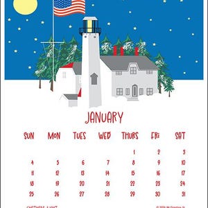 Puede incluir: Una página de calendario de enero con una ilustración de faro bajo un cielo estrellado y una bandera estadounidense. La cuadrícula del calendario muestra los días del mes en rojo, con la palabra "ENERO" en la parte superior.
