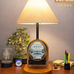 Rustik vintagemätare med fungerande wattimmätare present till linjearbetare elektriker