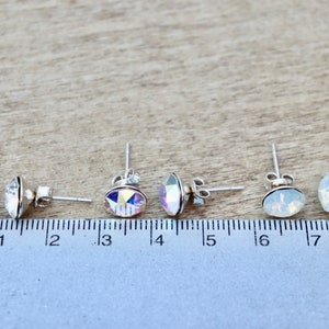 Orecchini a bottone rotondi in argento sterling 925 con cristalli Swarovski trasparenti, cristallo trasparente da 8 mm, aurora boreale, chatons opale bianco, scelta di colori immagine 9