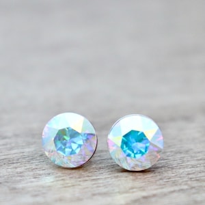 Orecchini a bottone rotondi in argento sterling 925 con cristalli Swarovski trasparenti, cristallo trasparente da 8 mm, aurora boreale, chatons opale bianco, scelta di colori Aurora Borealis