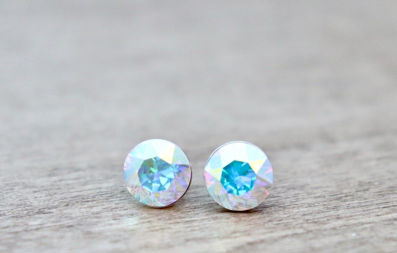 Orecchini a bottone rotondi in argento sterling 925 con cristalli Swarovski trasparenti, cristallo trasparente da 8 mm, aurora boreale, chatons opale bianco, scelta di colori Aurora Borealis