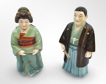 Vintage Miniatur japanisches Porzellan Salz & Pfefferstreuer Set - Traditionelles Kimono Paar, handbemaltes Mid Century Sammlerstück