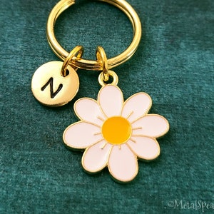 Daisy Keychain SMALL White Flower Keychain Flower Keyring Daisy Charm Keychain Vintage Pendant Keychain 70&#39;s Retro Keychain Hippie Keychain