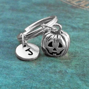Jack-O-Lantern Keychain kleine silberne Jack O Lantern Keychain Kürbis Keychain Kürbis Keyring Halloween Keychain Halloween Geschenk Herbst