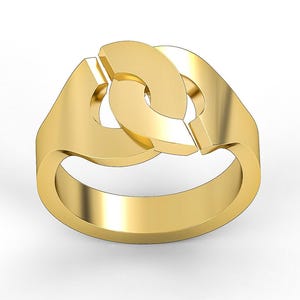Può includere: Un anello dorato con un design unico a incastro. L'anello presenta due segmenti curvi e collegati che creano un look moderno e accattivante. La fascia è liscia e lucida, riflettendo la luce. Un gioiello elegante.