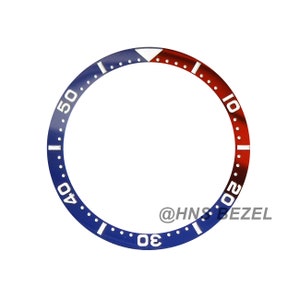 Puede incluir: Un bisel de reloj azul y rojo con marcas blancas. El bisel tiene números del 10 al 50.