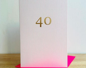 Tarjeta de felicitación contemporánea para mayores de 40 años / Cuarenta / 40 cumpleaños con rayas rosas y detalles dorados.