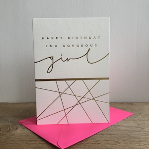 Carte de salutation de fille magnifique de joyeux anniversaire